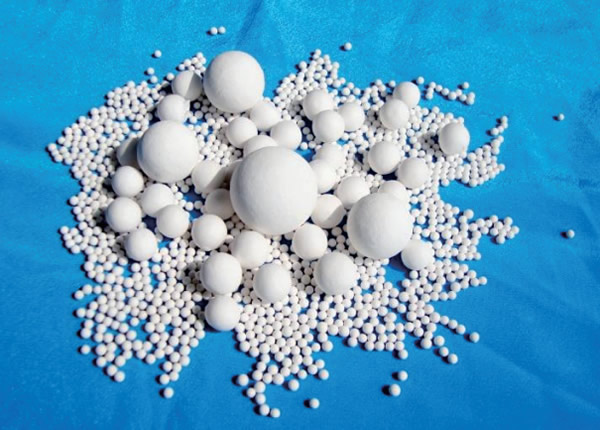 2025 年化工填料新趋势：低铝瓷球如何平衡性能与成本？